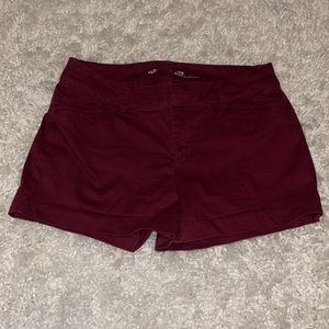 Women’s Old Navy khaki mid rise shorts (maroon) size:4